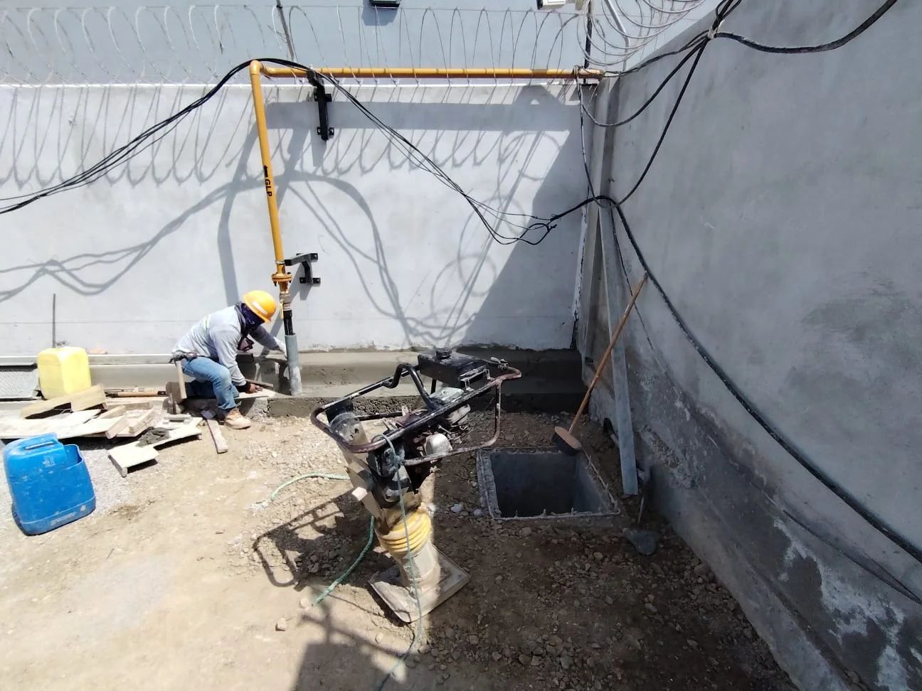 Preparación de muros e instalaciones durante la construcción industrial