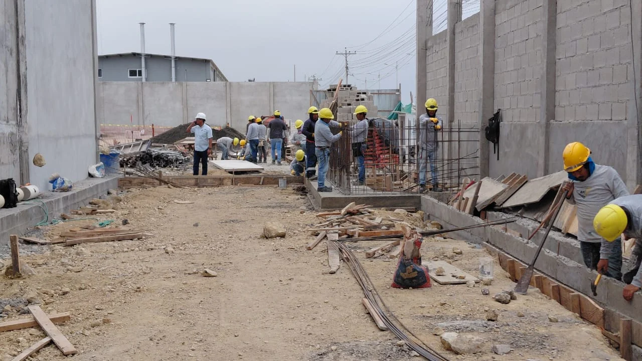 Equipo de construcción trabajando en una obra industrial
