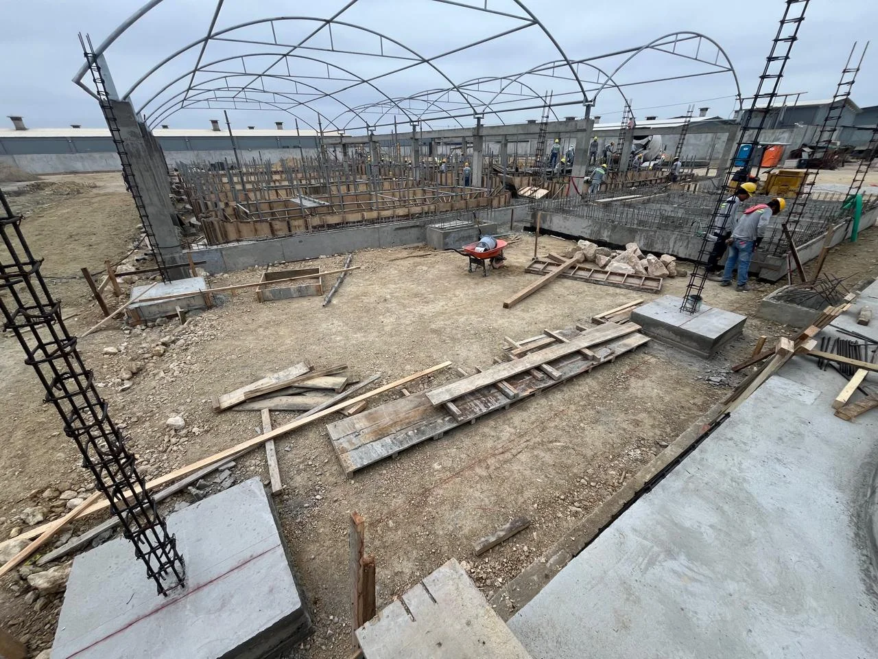 Estructura y armaduras de acero durante la construcción industrial