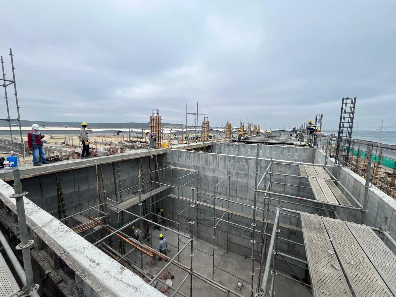 Estructura de hormigón y encofrados durante la obra industrial