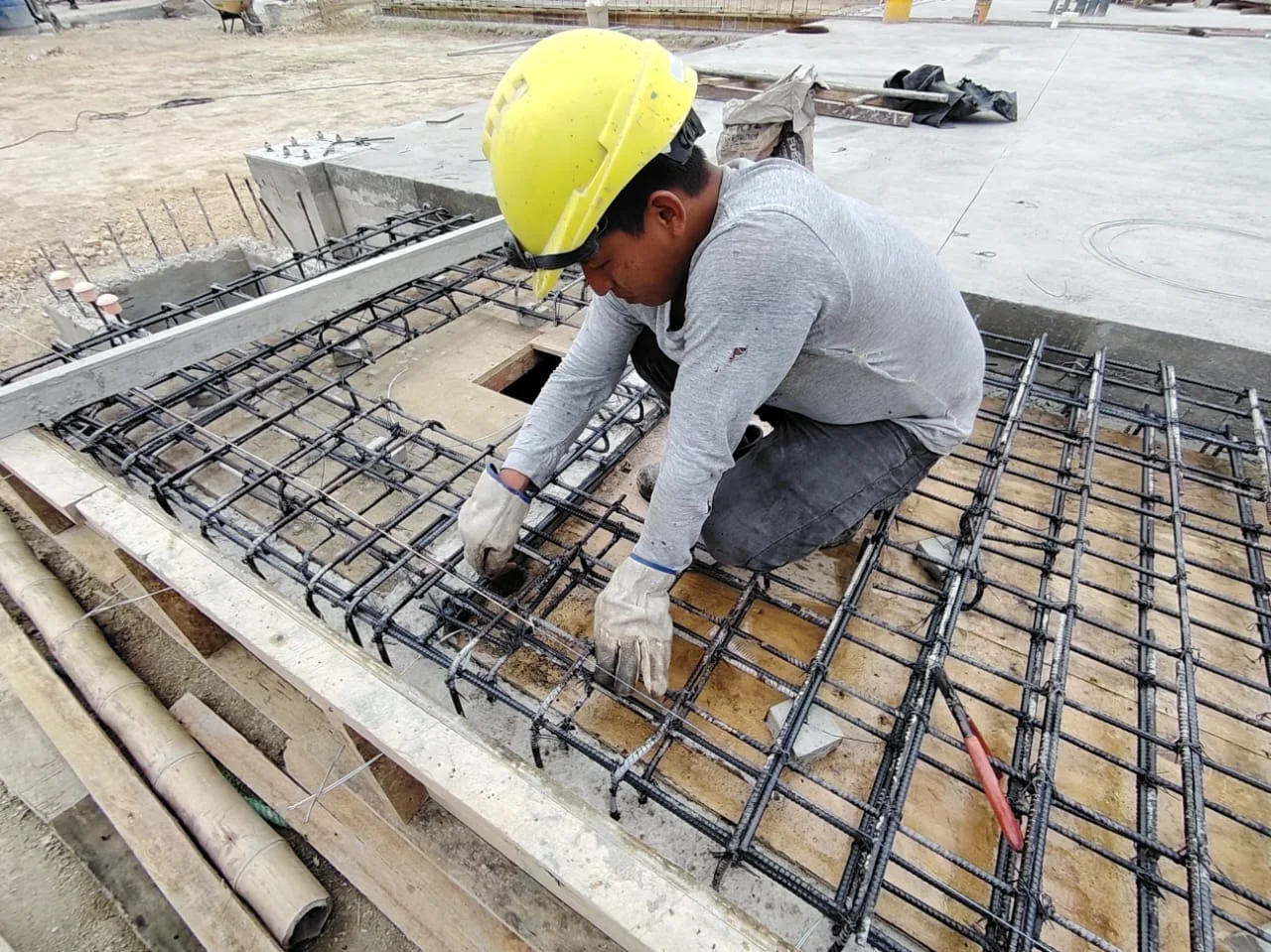 Colocación de armaduras de acero durante la construcción