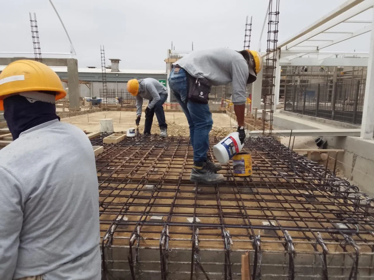 Trabajos sobre la armadura de una losa en el proyecto industrial