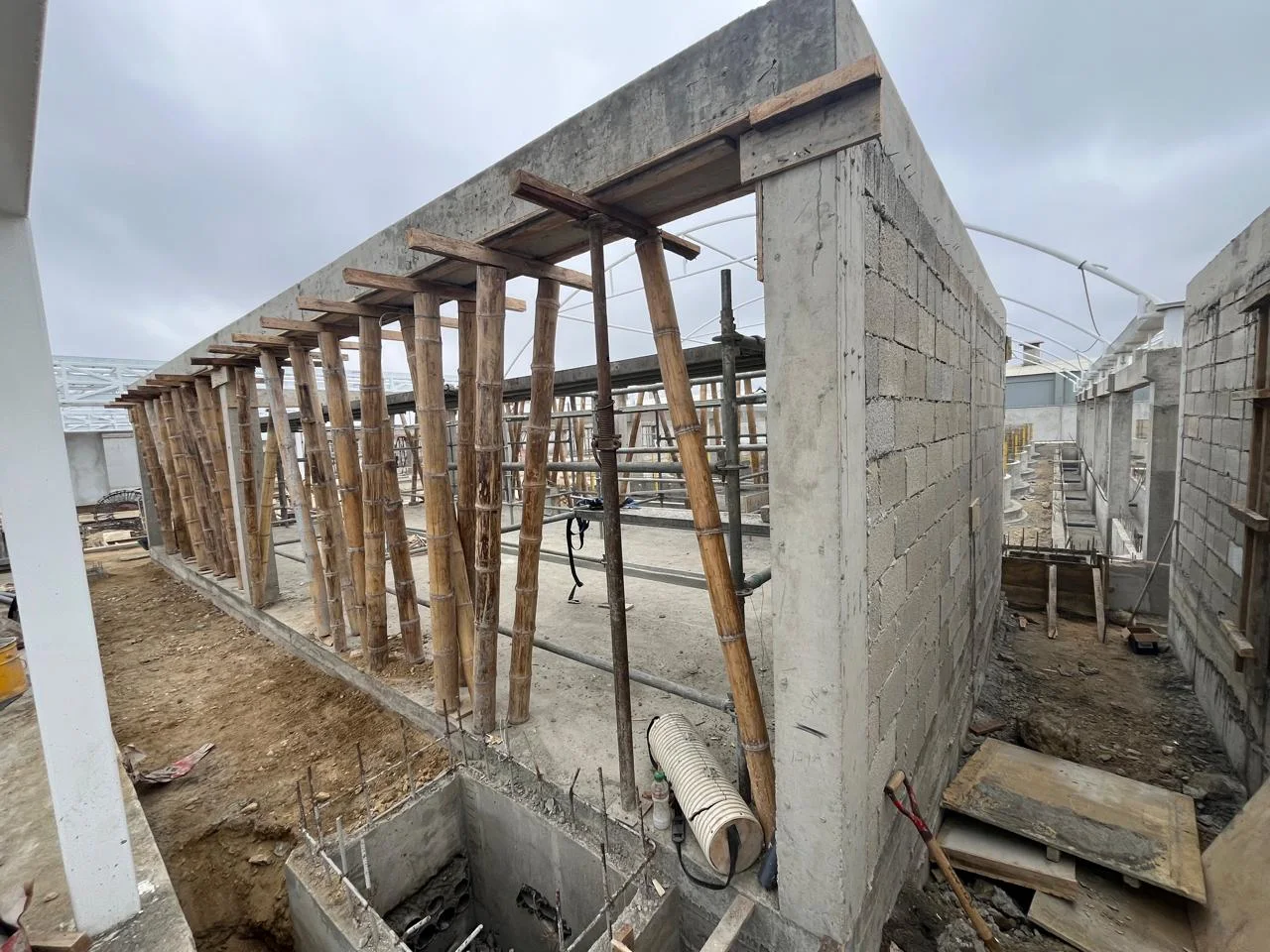 Estructura de hormigón con apuntalamiento durante la obra