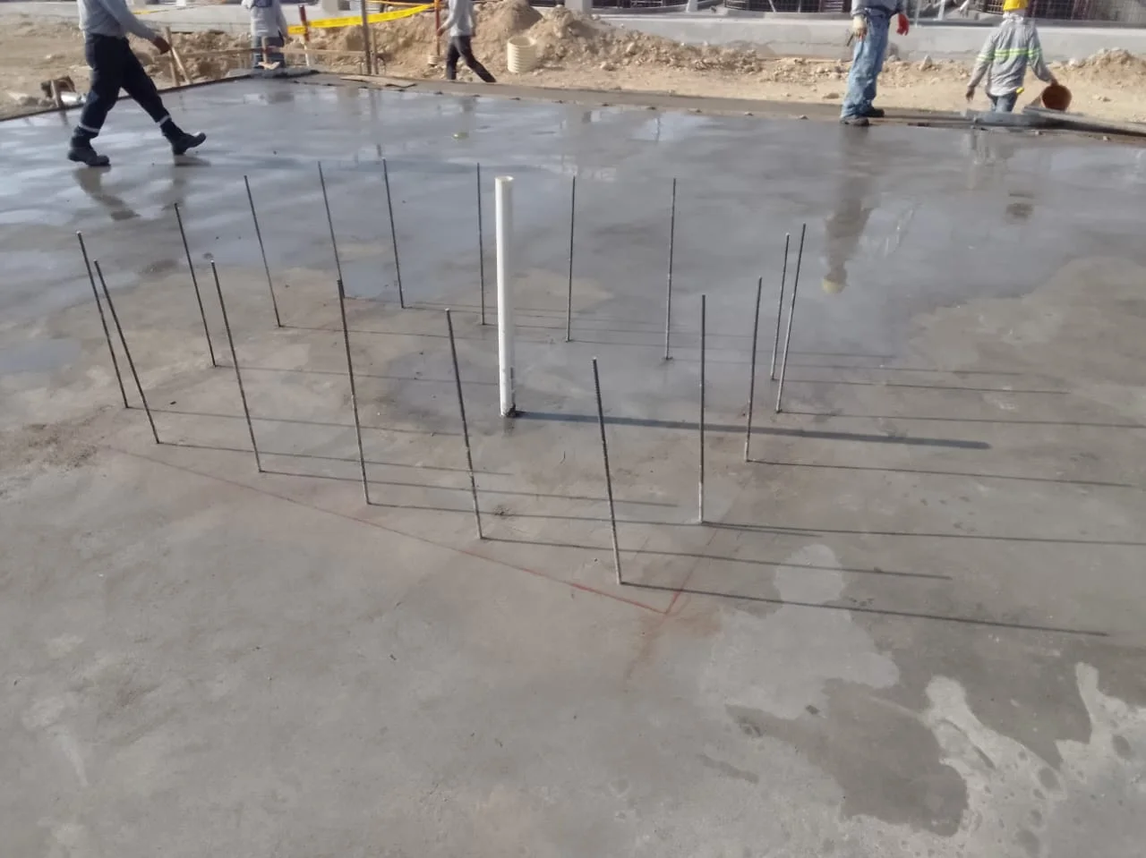 Losa de hormigón recién ejecutada durante la obra