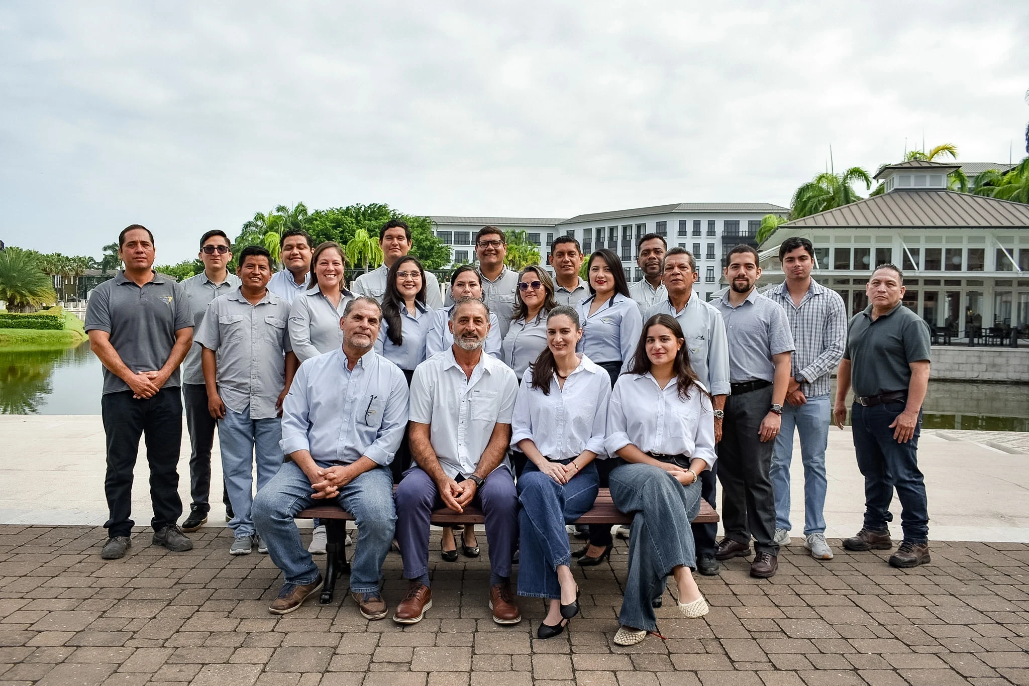 Equipo completo de Construcciones y Proyectos MAC reunido en Plaza Lagos