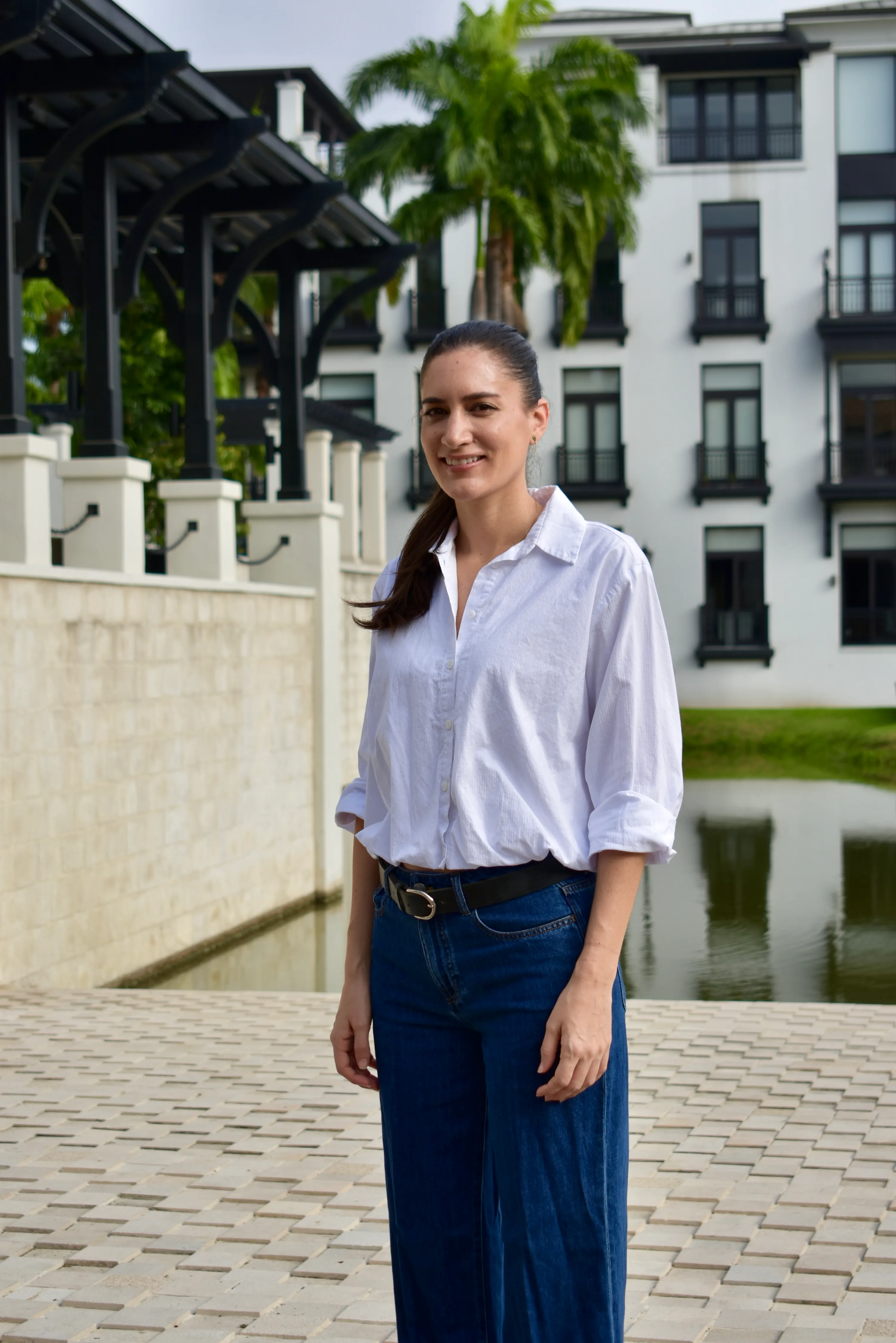 Integrante del equipo MAC con camisa blanca y cabello recogido en Plaza Lagos