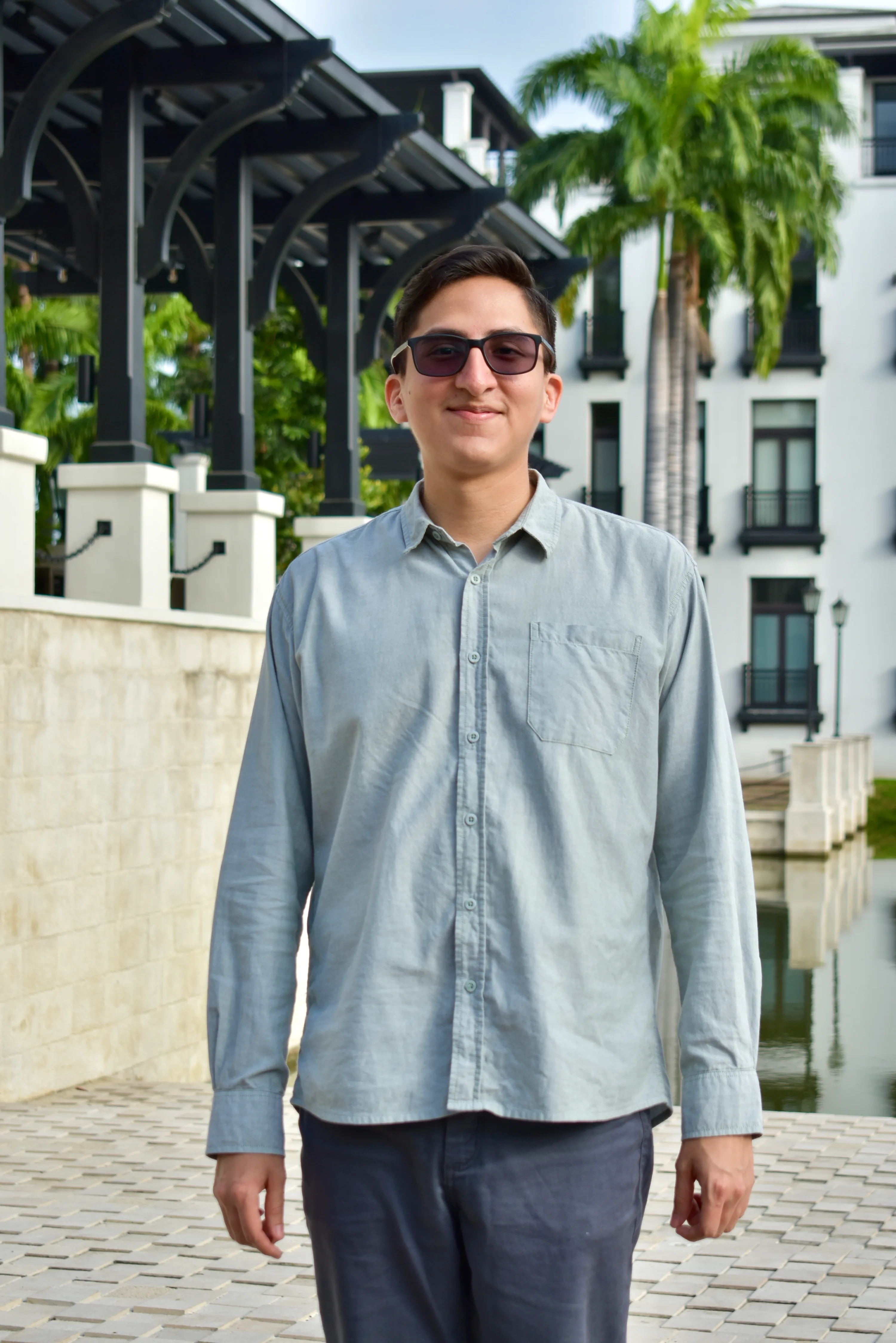 Integrante del equipo MAC con gafas oscuras y camisa gris en Plaza Lagos