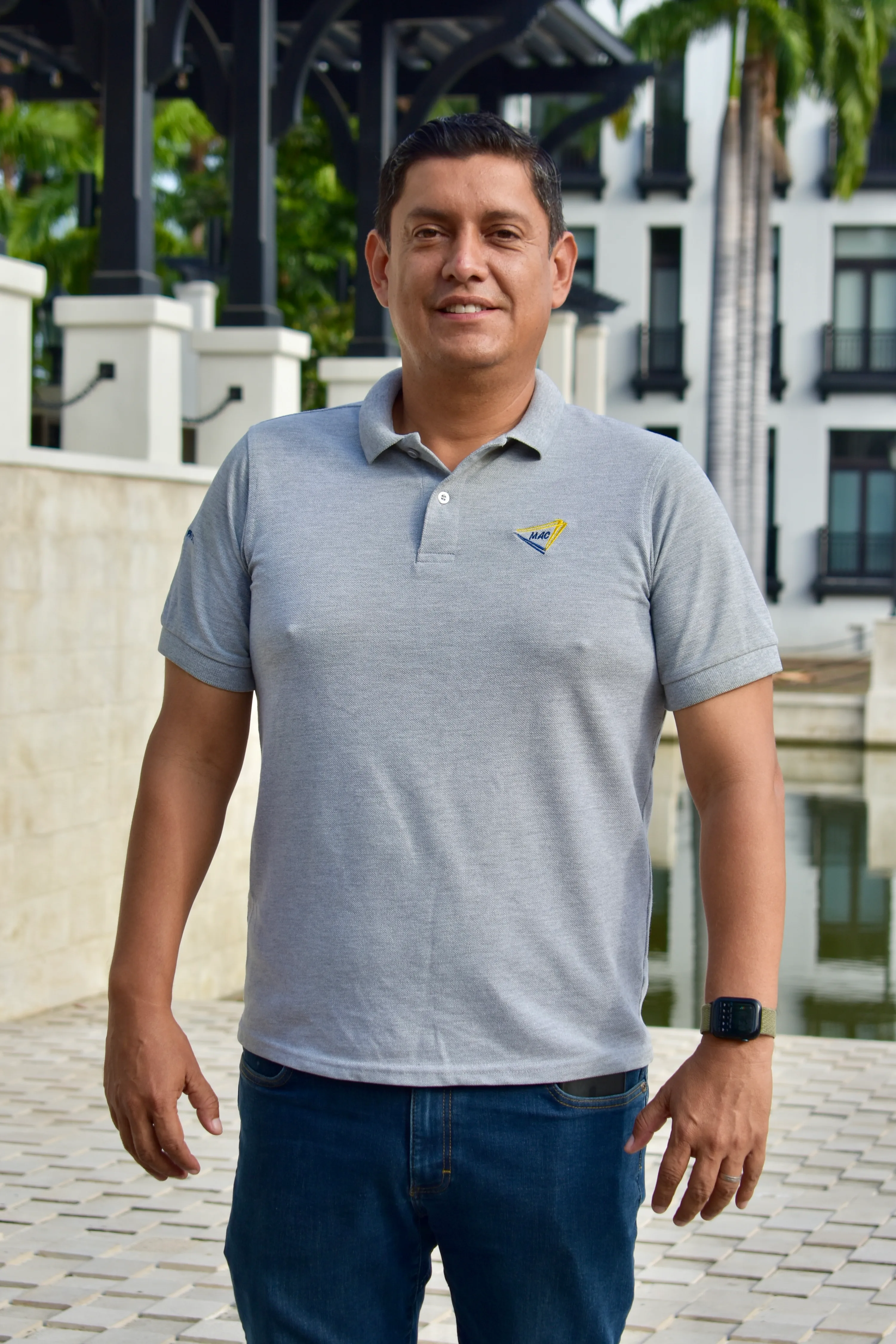 Integrante del equipo MAC con polo gris y el emblema de la empresa