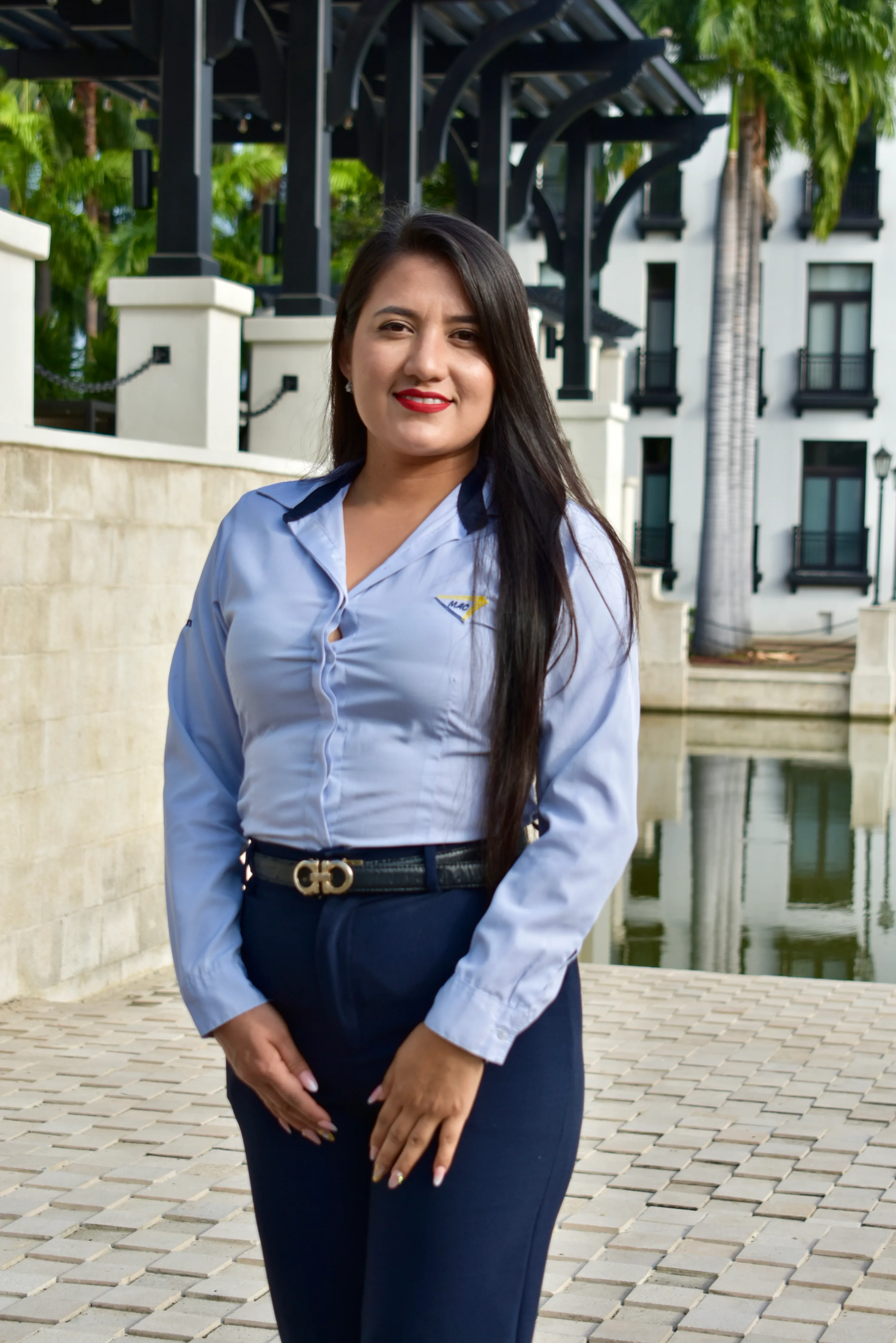 Integrante del equipo MAC con camisa celeste y cabello largo en Plaza Lagos