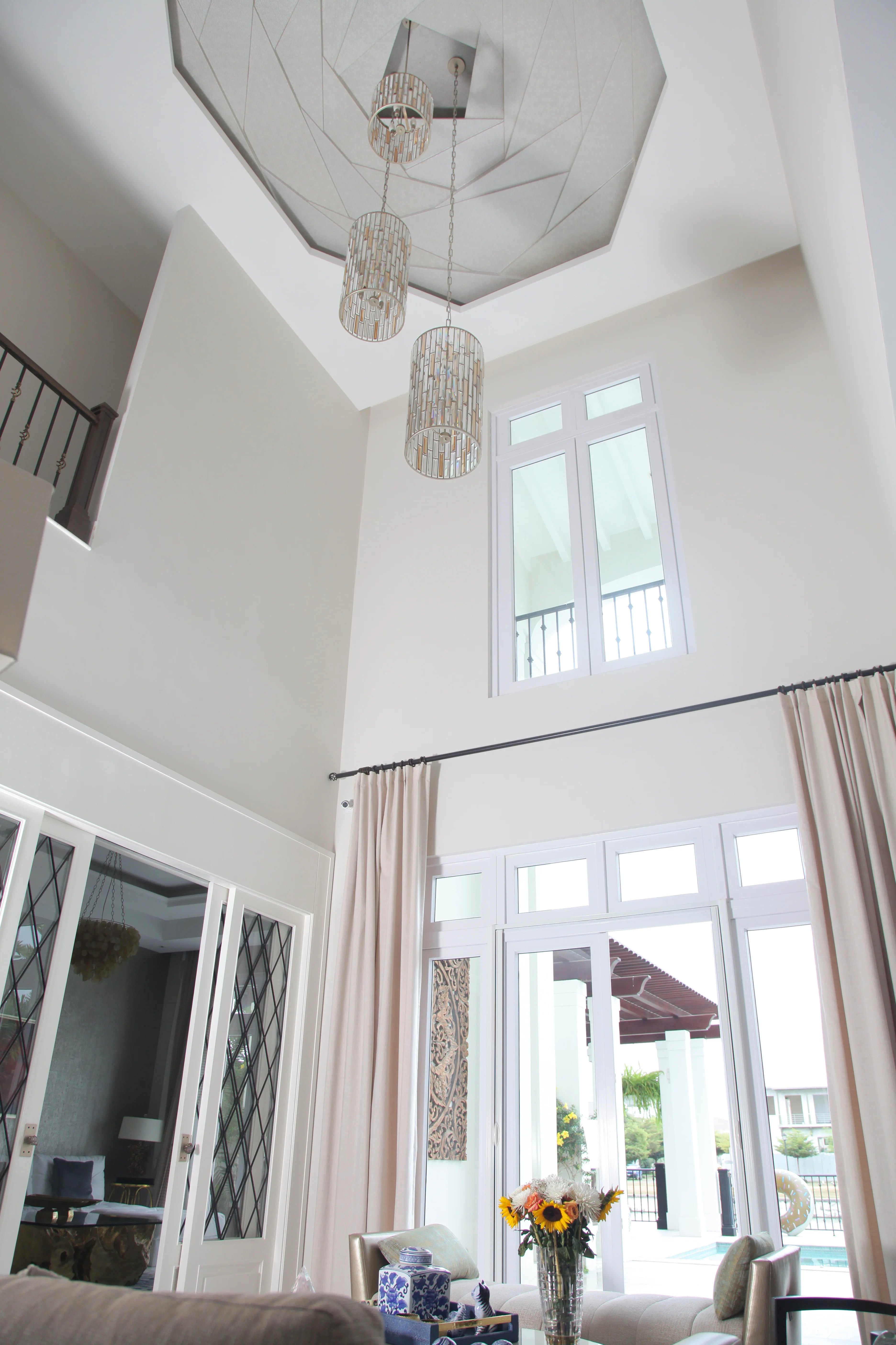 Interior de doble altura con luminarias suspendidas