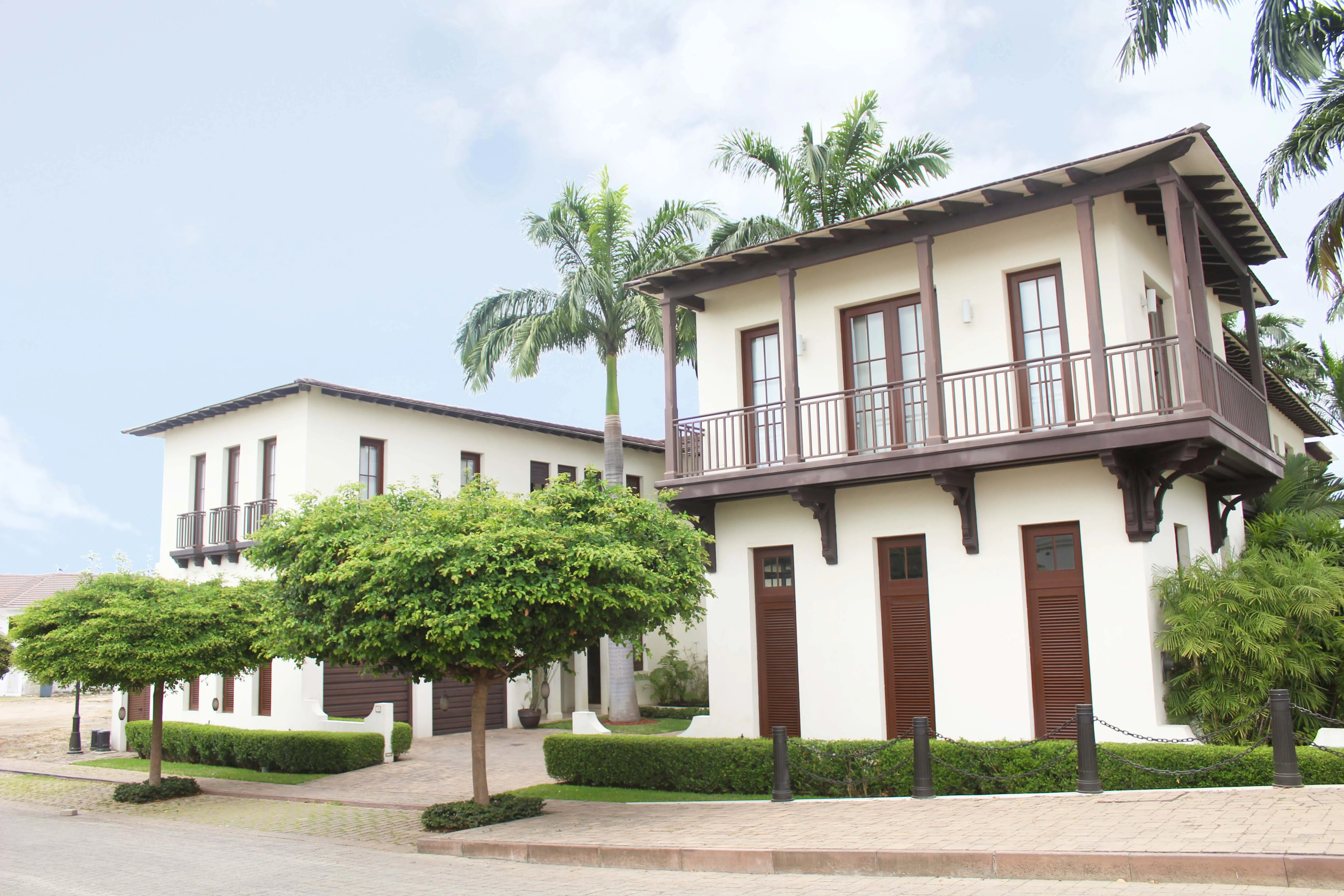 Fachada lateral con balcones y aleros de madera