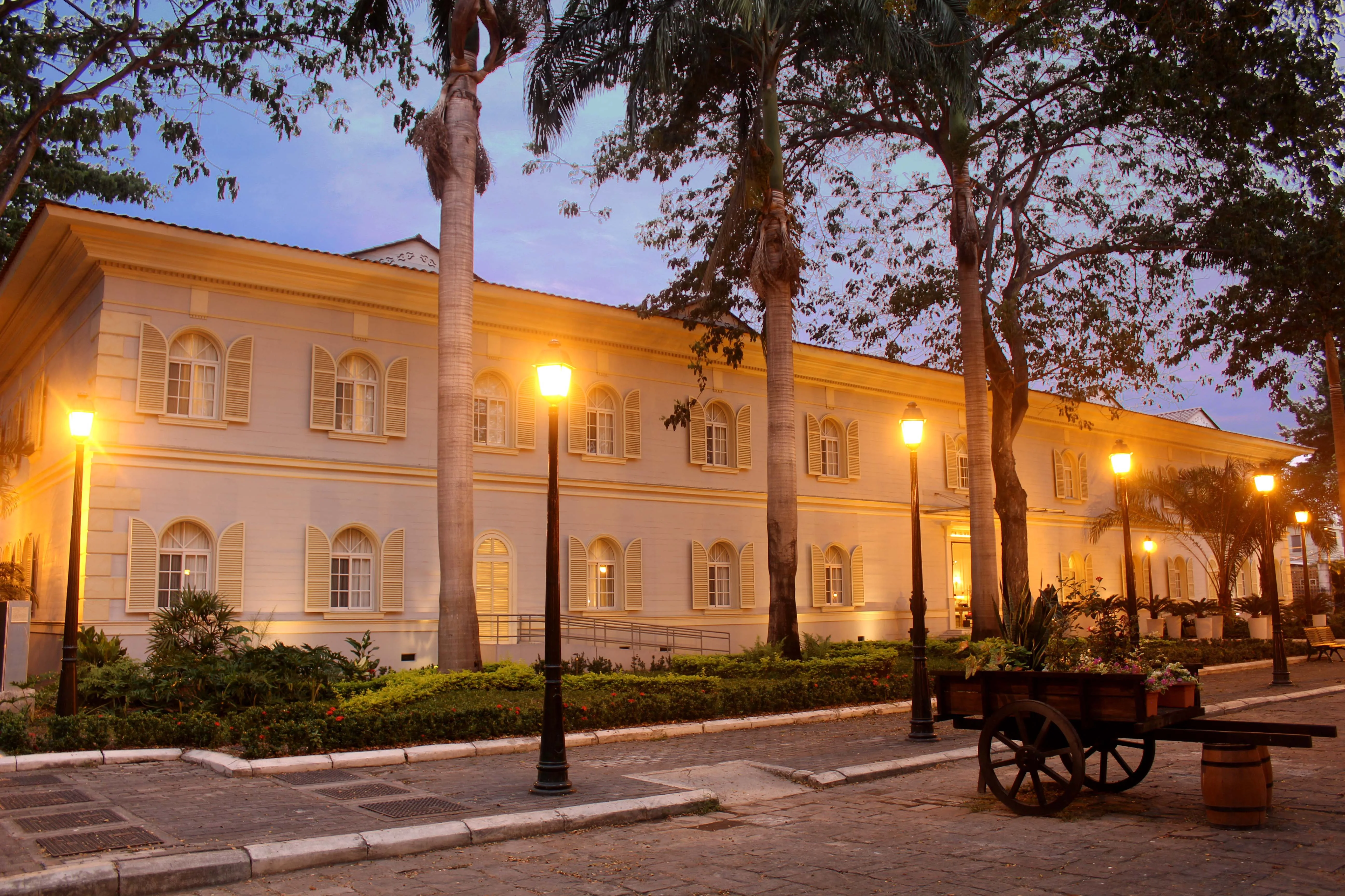 Fachada patrimonial del Hotel del Parque al anochecer