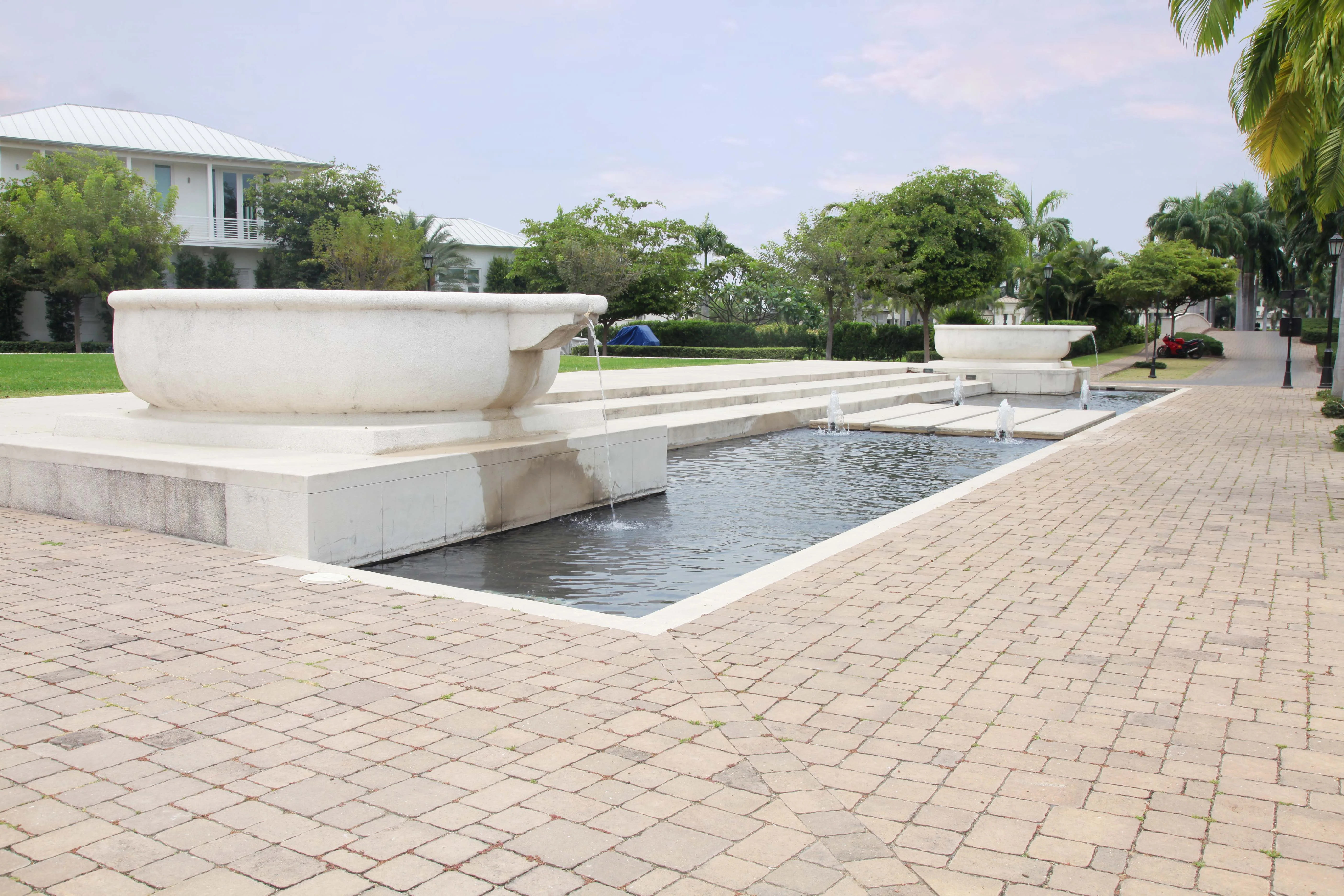 Fuente y espacio peatonal de Plaza Lagos