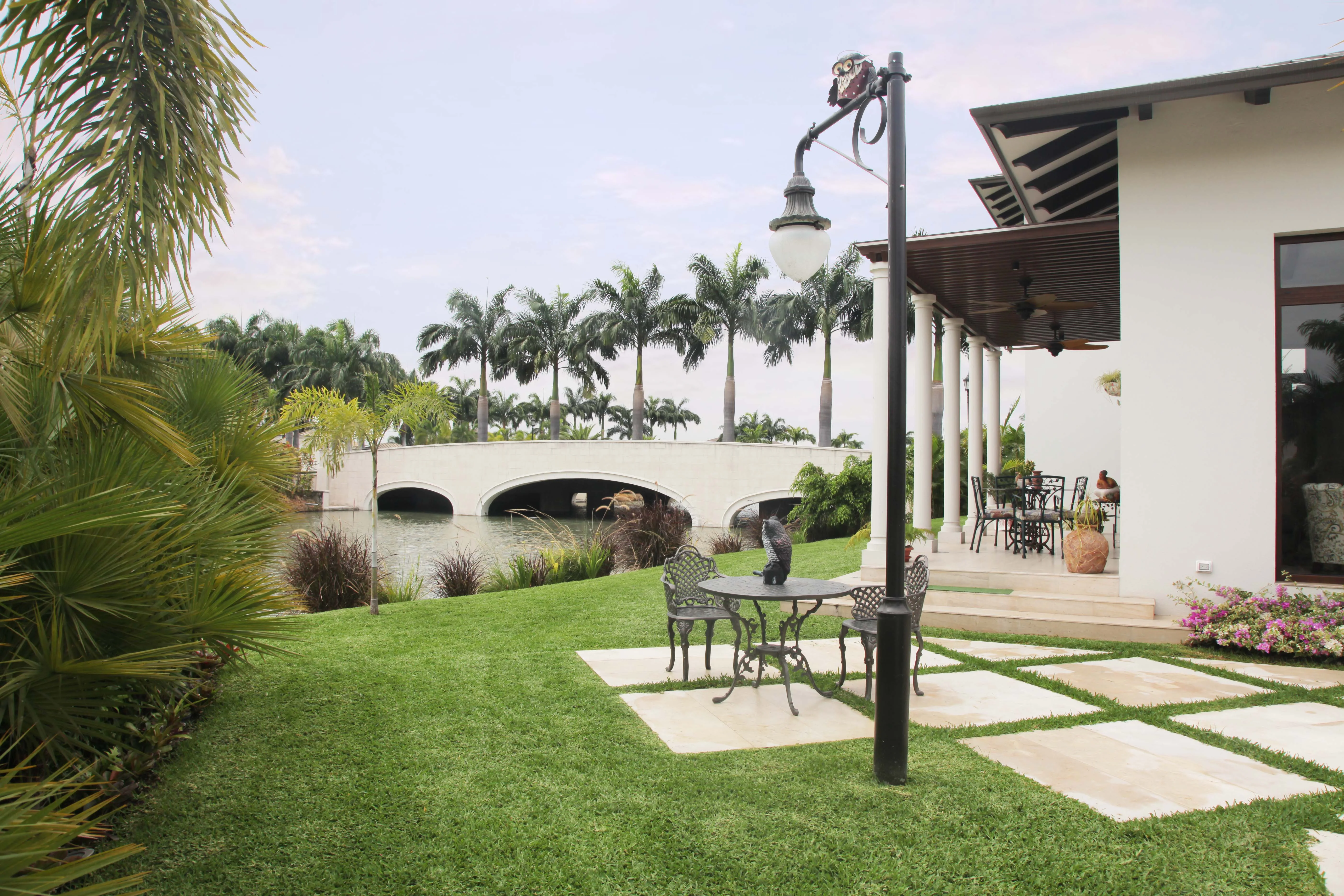 Jardín junto a la laguna de Plaza Lagos