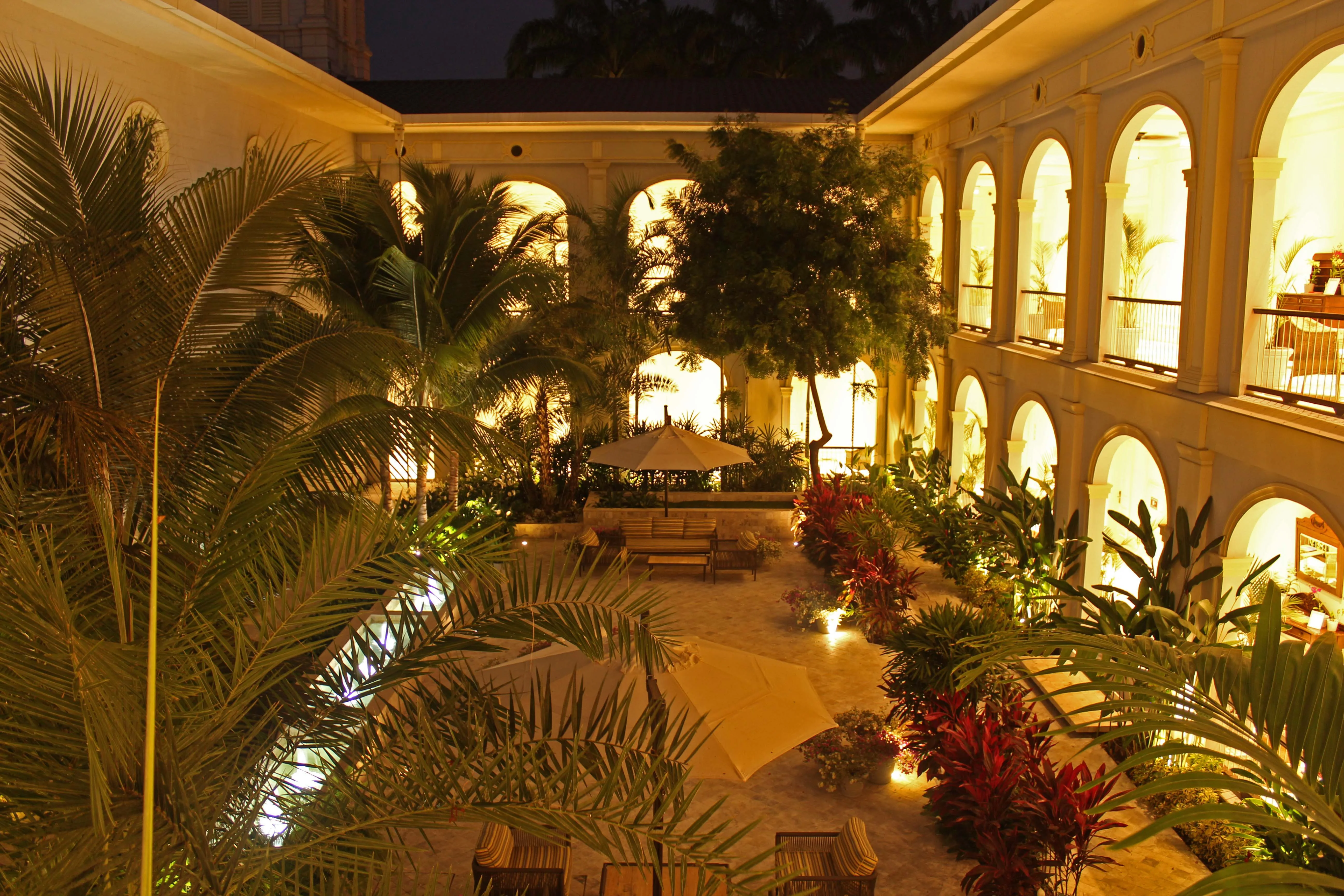 Jardín interior y galerías del Hotel del Parque