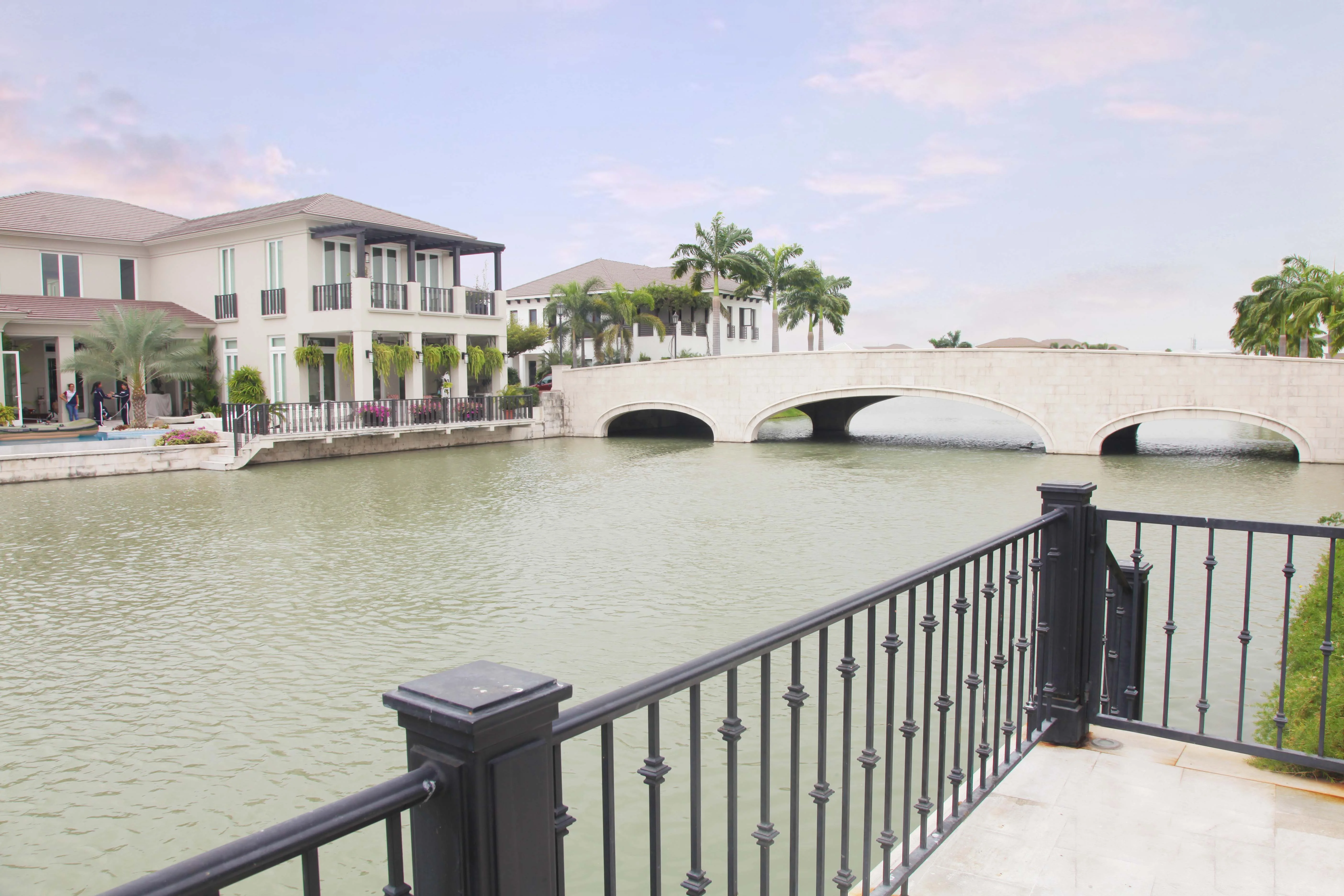 Laguna y puente blanco del proyecto Plaza Lagos