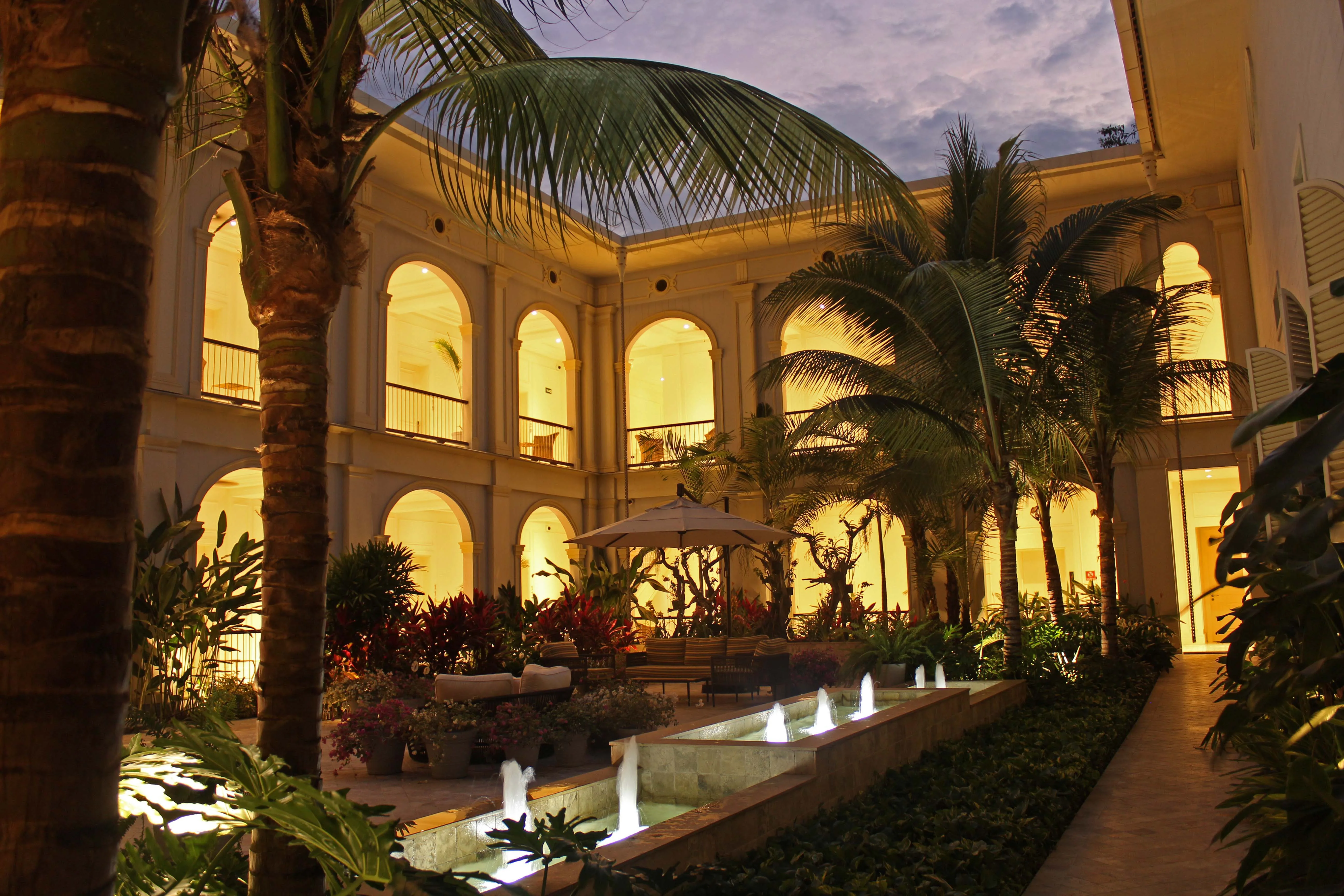 Patio interior iluminado del Hotel del Parque