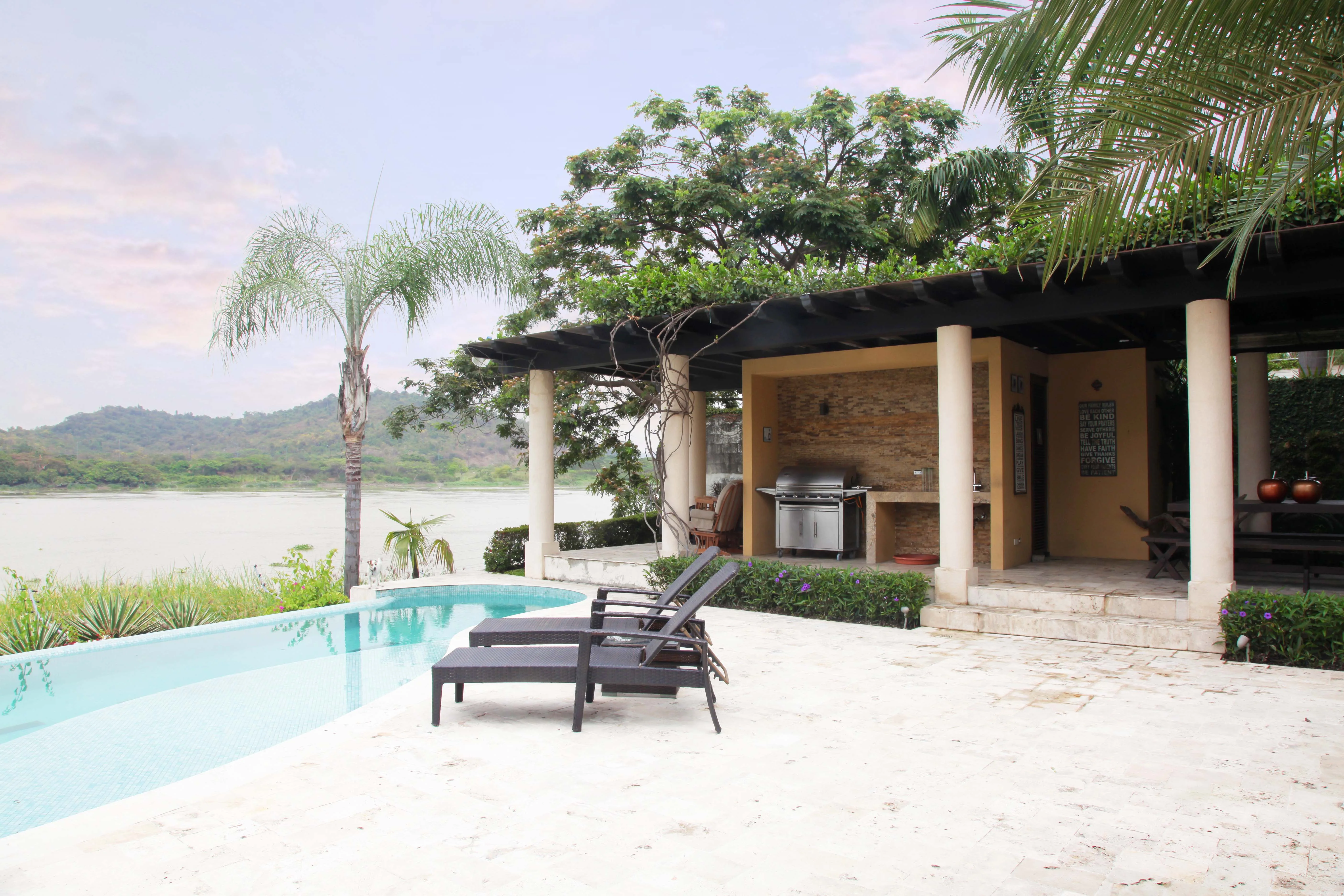 Piscina y terraza abiertas hacia la laguna
