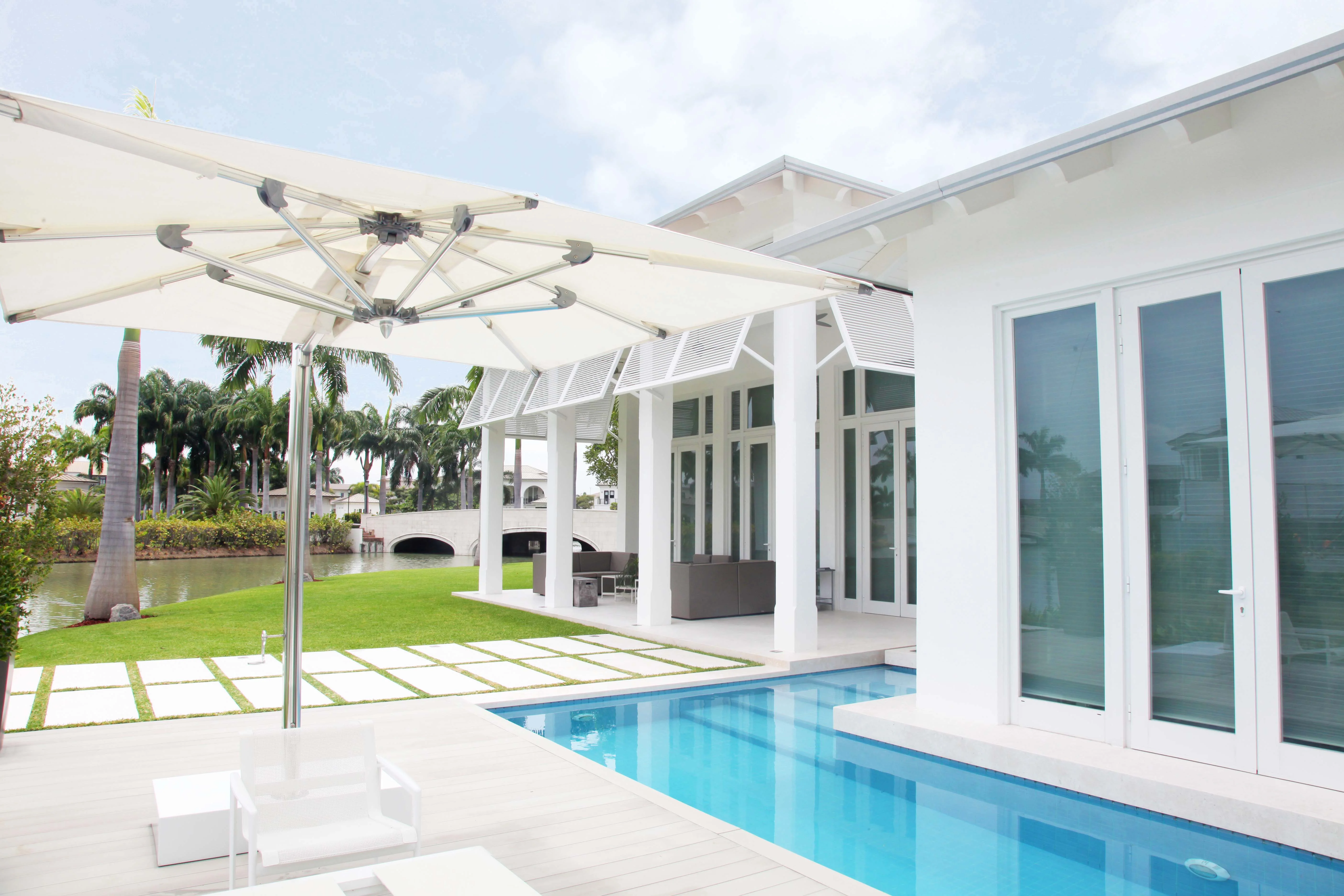 Piscina, terraza y jardín abiertos hacia la laguna